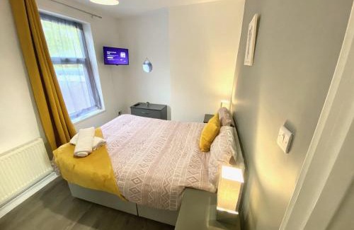 Castle House | EMERALD LIVING, 4 bedrooms in the heart of Swansea, close to beaches!