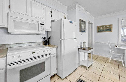 Laguna Beach Condo | "Emerald Shores 1001" | Steps to Beach | Beach Views | Community Pool| Walk to grocery