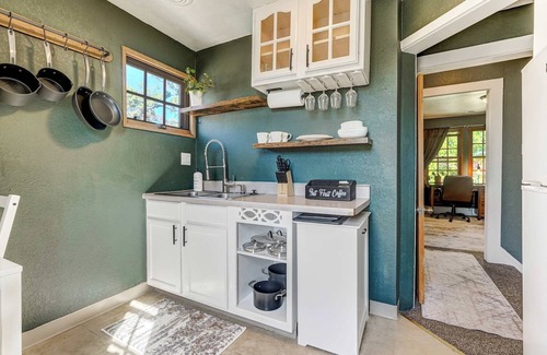 Central Colorado Springs House | Emerald Sky! Downtown Apt w Kitchen & 65" Smart TV