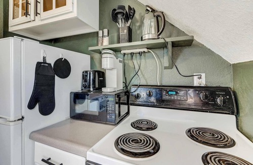 Central Colorado Springs House | Emerald Sky! Downtown Apt w Kitchen & 65" Smart TV