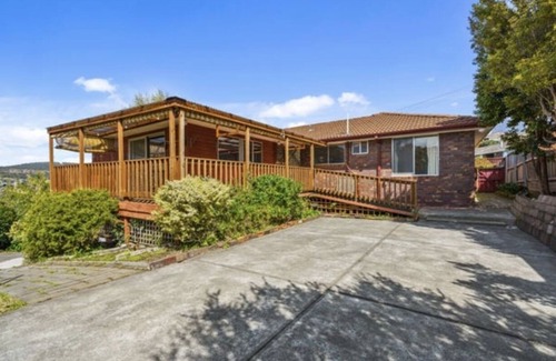 Lenah Valley Apartment | Emily’s Place - GREAT VIEWS, HUGE UNIT with MINTY KITCHEN