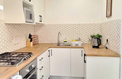 Wynberg Cottage | En-Suite private cozy modern self-catering cottage.