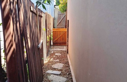 Wynberg Cottage | En-Suite private cozy modern self-catering cottage.
