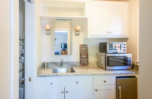 East Chop House | Enchanting bungalow with golf nearby, full kitchen, central AC, & washer/dryer