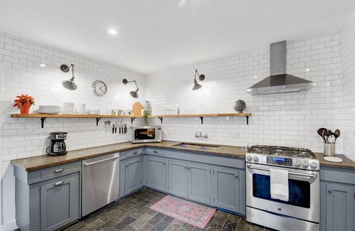 Galindo House | Enchanting Bungalow with Private Detached Studio, Close to South Congress!
