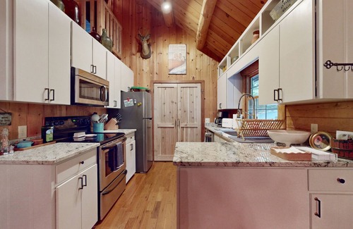 Lake Toxaway House | Enchanting Cabin with Hot Tub & Fire Pit Overlooking Golf Course at Lake Toxaway