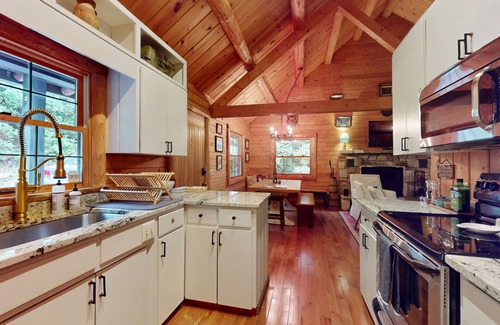 Lake Toxaway House | Enchanting Cabin with Hot Tub & Fire Pit Overlooking Golf Course at Lake Toxaway