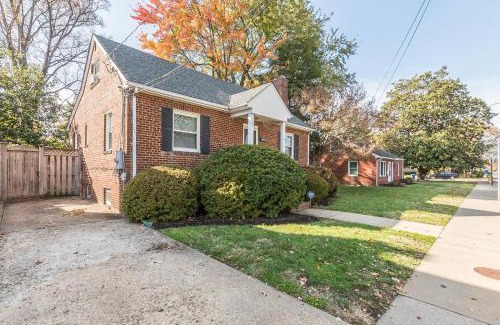 Potomac West House | Enchanting historic townhouse by CozySuites