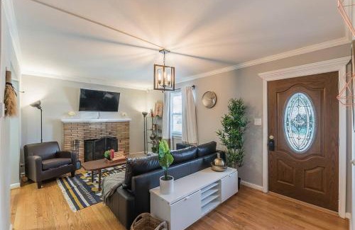 Potomac West House | Enchanting historic townhouse by CozySuites