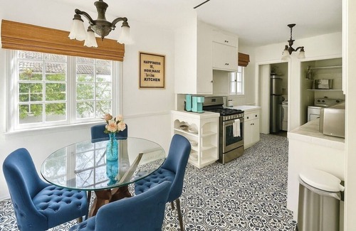 Hollywood Hills West House | Enchanting Hollywood Hills Oasis+Tree-Top Views+Outdoor Living Room+Free Garage