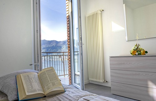 Aurogna Apartment | Enchanting Terrace on Lake Como - Barbecue Area and Free WiFi