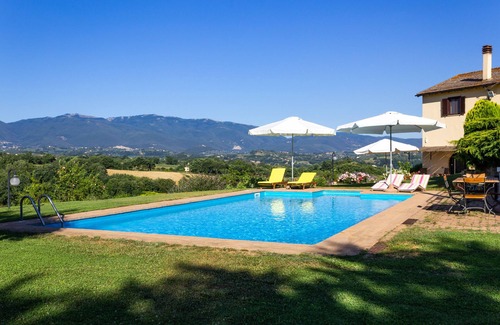 Tarano Villa | Enchanting Villa with Pool, Airco and WiFi close to Rome