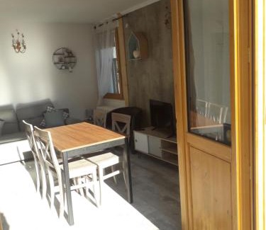 Aigueblanche Apartment | Enclos savoyard Appartement meublé 1chambre 1 canapé lits 3personnes