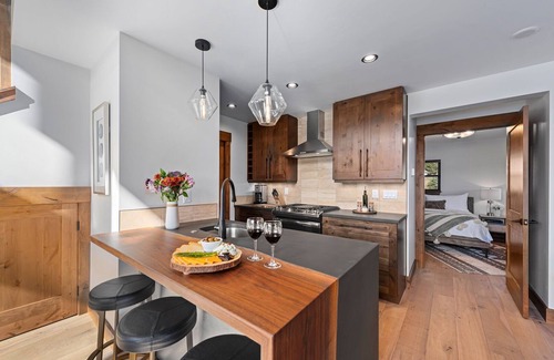 Estes Park Cabin | End Unit - EV Charger, Fireplace & Jacuzzi