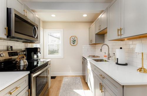 Northeast South Bend Apartment | End Zone Escape - 2BR house 1 mile to ND Stadium!