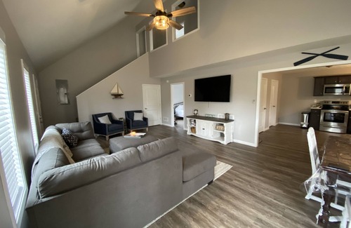 Jamestown House | Endless Summer Getaway - 1 mile away from Jamestown Marina!