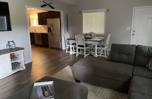 Jamestown House | Endless Summer Getaway - 1 mile away from Jamestown Marina!