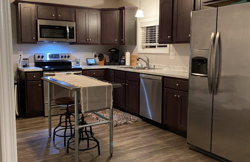 Jamestown House | Endless Summer Getaway - 1 mile away from Jamestown Marina!