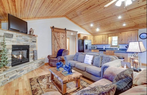 Murphy Cabin | Endless View Mountain Cabin with Hot Tub & 180° Long Range Views