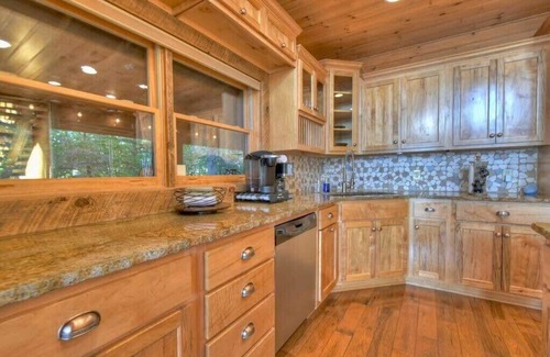Mineral Bluff Cabin | Endless Views~ Hot Tub ~ Movie Theater ~ Firepit