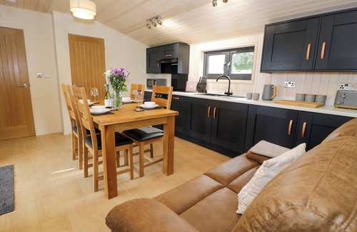 Llanelidan Cottage | ENIA (LODGE 2), pet friendly, with hot tub in Corwen