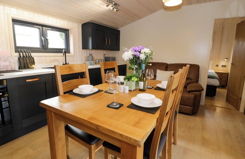 Llanelidan Cottage | ENIA (LODGE 2), pet friendly, with hot tub in Corwen