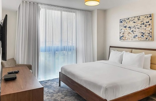 Doral Hotel | Enjoy a Hassle-Free and Suiting Stay! Onsite Parking, Pool, Pets Allowed