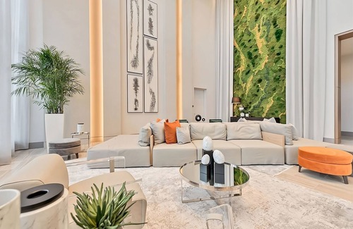 Doral Hotel | Enjoy a Hassle-Free and Suiting Stay! Onsite Parking, Pool, Pets Allowed