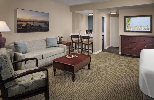 Central Mission Beach Hostel | Enjoy a Hassle-Free & Comfortable Stay! 3 Pet-friendly Units, Free Parking, Pool