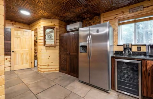 Shenandoah Cabin | Enjoy a nature retreat in this secluded 4 bedroom lodge in Shenandoah,Virginia.
