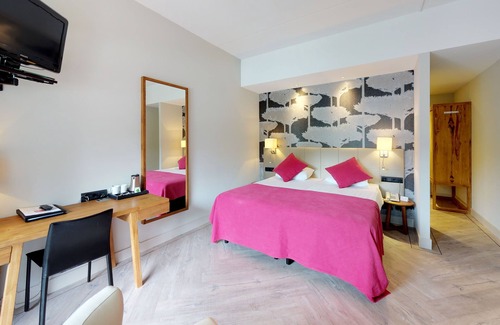 Municipality of Zeist Hotel | Enjoy a Restful Retreat with On-site Dining, Free Parking, and Peaceful Surround