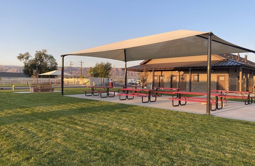 Grand Junction House | Enjoy a stay in our pet-friendly park model.
