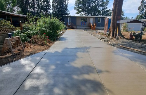 Springfield House | Enjoy Beautiful Sunsets on the Willamette River in a rural setting