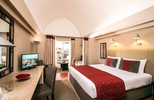 Makadi Bay Hotel | Enjoy Direct Beach Access at Luxurious Seaside Room with Outdoor Pools