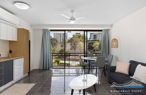 Kangaroo Point Apartment | Enjoy Easy Access To Everything From This Perfectly Located One Bedroom Unit