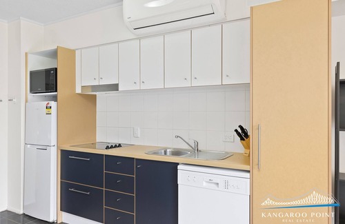 Kangaroo Point Apartment | Enjoy Easy Access To Everything From This Perfectly Located One Bedroom Unit