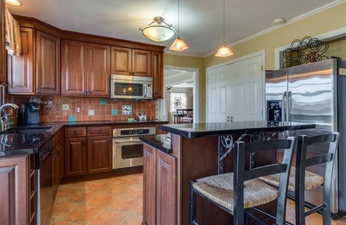 Winchester House | Enjoy fireside sunset & walk to movies, shops, restaurants!
