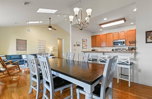 Drums House | Enjoy lakefront comfort and beauty of all the seasons near the Poconos!
