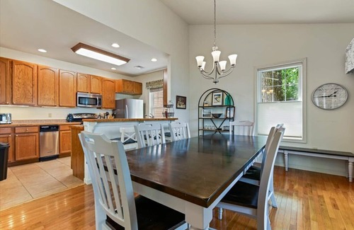 Drums House | Enjoy lakefront comfort and beauty of all the seasons near the Poconos!