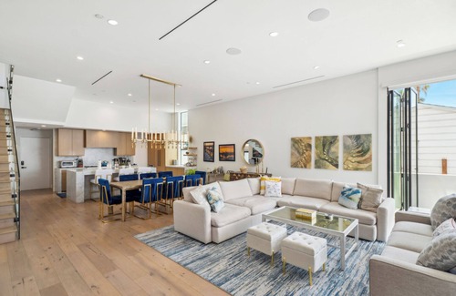 Balboa Island House | Enjoy Modern Luxury with Stunning Roof Top and Elevator