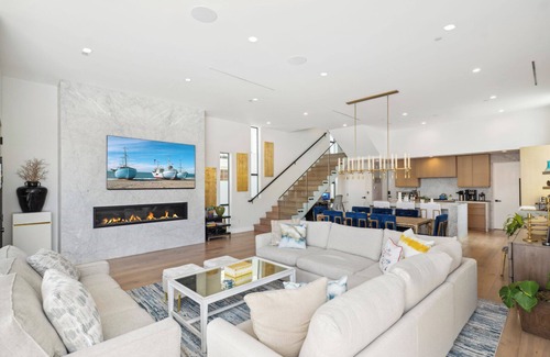 Balboa Island House | Enjoy Modern Luxury with Stunning Roof Top and Elevator