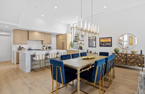 Balboa Island House | Enjoy Modern Luxury with Stunning Roof Top and Elevator