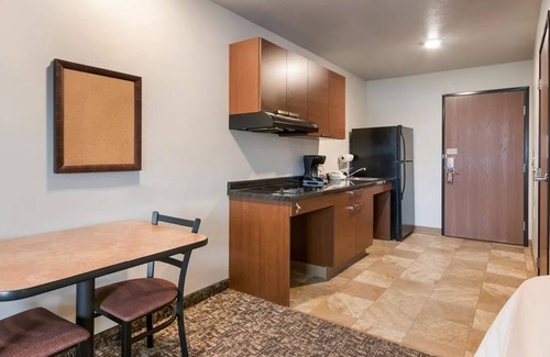 Southern Crossing Hotel | Enjoy Pet-Friendly Comfortable Room with Kitchen Near Old Mill District