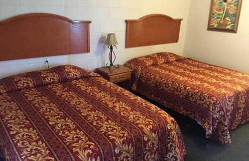 Fairview Hotel | Enjoy Pleasant Stay in Knights Inn Fairview! Free Parking, Pet-friendly