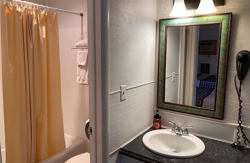Fairview Hotel | Enjoy Pleasant Stay in Knights Inn Fairview! Free Parking, Pet-friendly