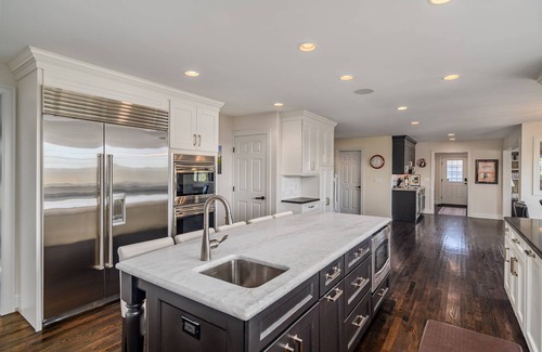 Newtown House | Enjoy Sip O Sun - Hot Tub, Pizza Oven, Stunning Views, close to dining, shopping, town