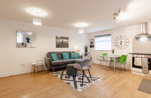 Chadwell Apartment | Enjoy Summer Holiday @ Fully Equipped 1BR Apt