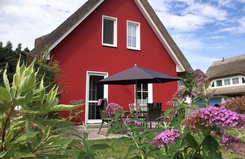 Glowe House | Enjoy the autumn under the thatched roof - close to the beach, comfortable, Wi-Fi, sauna, dog willk.