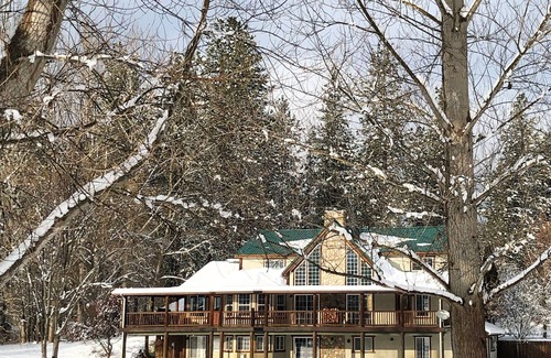 Northport House | Enjoy the rustic elegance of our beautiful 4 seasons lodge.