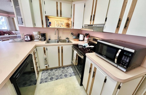Nettles Island House | Enjoy this adorable 2 bedroom 1.5 bath beach house located in Nettles Island!